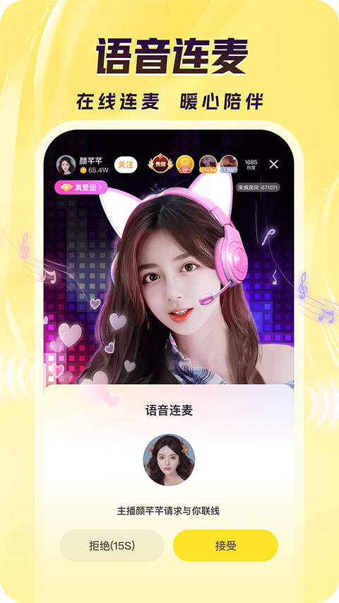 猫咪趴在书堆里偷窥的趣味壁纸